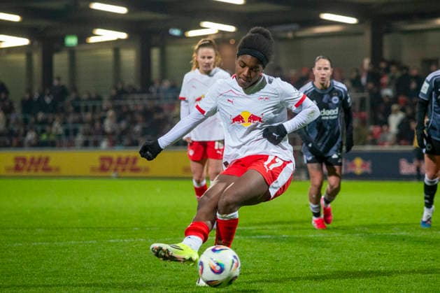 GER, Leipzig, Fußball, Google Pixel Frauen Bundesliga, 16. Spieltag, RB Leipzig vs. Eintracht Frankfurt im Bild v.l.: Delice Boboy (RB Leipzig 17), verschossener Elfmeter 01.02.2025, RB Leipzig Training Akademie Cottaweg Leipzig DFB REGULATIONS PROHIBIT ANY USE OF PHOTOGRAPHS AS IMAGE SEQUENCES AND OR QUASI-VIDEO, Copyright: HMBxMedia PaulxFritz