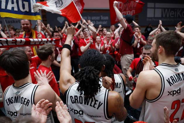 v. l. n. r.: Die Bamberger Spieler feiern den Derby-Sieg mit ihren mitgereisten Fans. 01.02.2026, Basketball, BBL, Fitness First Wuerzburg Baskets vs. BMA365 Bamberg Baskets, GER, Wuerzburg, Tectake Arena. Copyright: HMBxMedia xHeikoxBecker