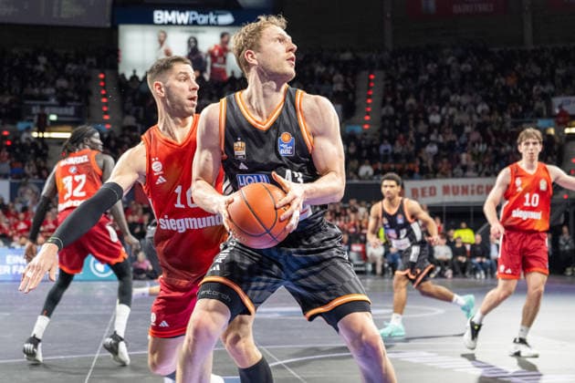 Stefan Jovic 16 (FC Bayern Basketball) im Zweikampf mit Christian Sengfelder 43 (Ratiopharm Ulm), FC Bayern Basketball vs. Ratiopharm Ulm, BBL, 18. Spieltag, 01.02.2026 Muenchen Bayern Deutschland