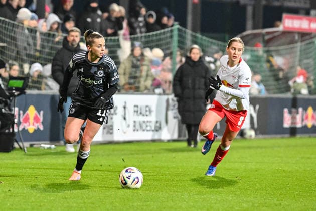 Fußball I Frauen I Saison 2025-2026 I Bundesliga I 16. Spieltag I RB Leipzig - Eintracht Frankfurt I 01.02.2026 Zweikampf Nina Lührßen (11, Eintracht Frankfurt) gegen Emilia Asgeirsdottir (8, Rasenballsport Leipzig) Leipzig RB Trainingszentrum, Cottaweg 7 Sachsen Deutschland Copyright: xLobeca InesxHähnelx