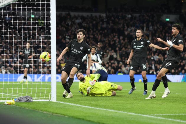 Tottenham v Manchester City 01 February 2026, London - Premier League Football - Tottenham Hotspur v Manchester City - Abdukodir Khusanov of Manchester City is unable to prevent an equalising goal by Dominis Solanke of Tottenham Hotspur (2-2) - Photo: Charlotte Wilson Offside. London UK Copyright: xCharlottexWilsonx xOffsidexOffside