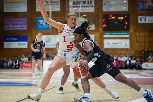 Kennedy Dickie (Nr1, Osnabrück), Lashae Dwyer (Nr2 Hannover) - GiroLive Panthers Osnabrück 57:71 TK Hannover Luchse - 1. DBBL 17. Spieltag GiroLive Panthers Osnabrück gegen TK Hannover Luchse