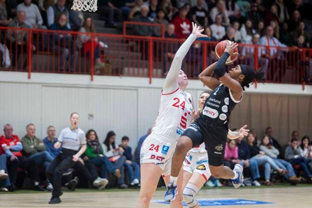 Lina Sontag (Nr 24 Osnabrück), Lashae Dwyer (Nr2 Hannover) - GiroLive Panthers Osnabrück 57:71 TK Hannover Luchse - 1. DBBL 17. Spieltag GiroLive Panthers Osnabrück gegen TK Hannover Luchse