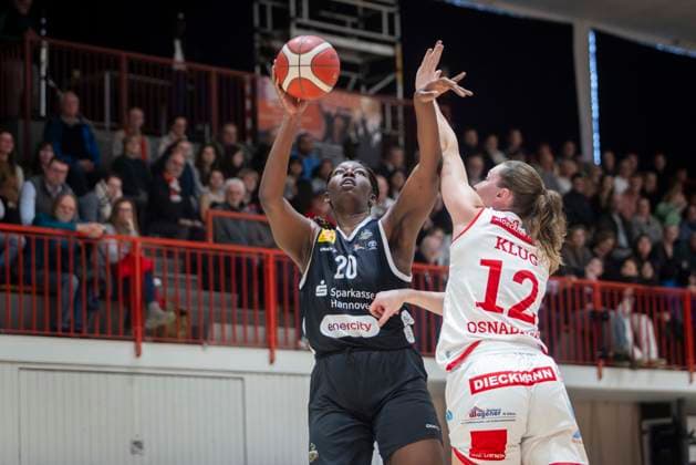 Serena Manala (Nr 20 Hannover), Johanna Klug (Nr12 Osnabrück) - GiroLive Panthers Osnabrück 57:71 TK Hannover Luchse - 1. DBBL 17. Spieltag GiroLive Panthers Osnabrück gegen TK Hannover Luchse