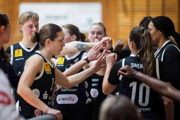 Hannover Spielerinnen halten Hände zusammen nach einem Timeout - GiroLive Panthers Osnabrück 57:71 TK Hannover Luchse - 1. DBBL 17. Spieltag GiroLive Panthers Osnabrück gegen TK Hannover Luchse