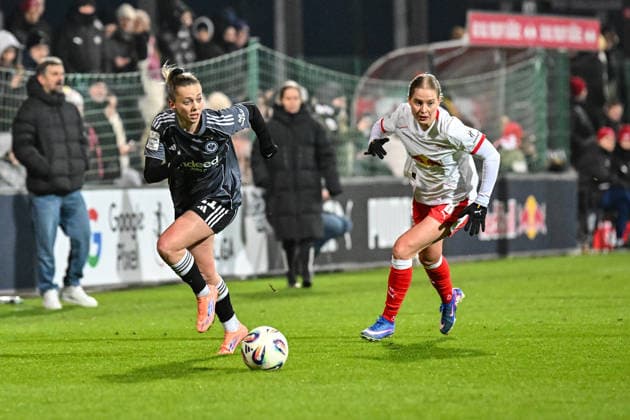 Fußball I Frauen I Saison 2025-2026 I Bundesliga I 16. Spieltag I RB Leipzig - Eintracht Frankfurt I 01.02.2026 Zweikampf Nina Lührßen (11, Eintracht Frankfurt) gegen Emilia Asgeirsdottir (8, Rasenballsport Leipzig) Leipzig RB Trainingszentrum, Cottaweg 7 Sachsen Deutschland Copyright: xLobeca InesxHähnelx
