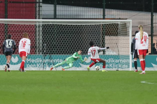 Google Pixel Frauen-Bundesliga, RB Leipzig - Eintracht Frankfurt; 01.02.2026 Torwart Lina Altenburg (12, Eintracht Frankfurt) hält den Elfmeter von Delice Boboy (17, RB Leipzig). Fußball, Google Pixel Frauen-Bundesliga, Saison 2025 2026, 16. Spieltag: RB Leipzig vs. SG Eintracht Frankfurt am 01.02.2026, Trainingszentrum Cottaweg, Leipzig. DFB REGULATIONS PROHIBIT ANY USE OF PHOTOGRAPHS AS IMAGE SEQUENCES AND OR QUASI-VIDEO. Copyright: xBEAUTIFULxSPORTS JanxKaeferx