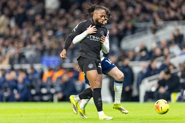 Tottenham Hotspur v Manchester City, Premier League Tottenham Hotspur midfielder Archie Gray (14) holds Manchester City forward Antoine Semenyo (42) as they battle for the ball during the Premier League match between Tottenham Hotspur and Manchester City at Tottenham Hotspur Stadium, London, UK on 1 February 2026. London Tottenham Hotspur Stadium London UK Editorial use only DataCo restrictions apply See www.football-dataco.com , Copyright: xToyinxOshodix PSI-23665-0037