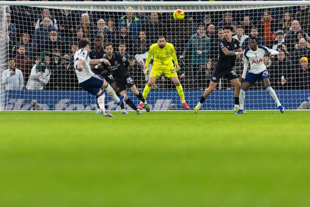 Tottenham Hotspur v Manchester City, Premier League Tottenham Hotspur midfielder Conor Gallagher (22) takes an off target shot during the Premier League match between Tottenham Hotspur and Manchester City at Tottenham Hotspur Stadium, London, UK on 1 February 2026. London Tottenham Hotspur Stadium London UK Editorial use only DataCo restrictions apply See www.football-dataco.com , Copyright: xToyinxOshodix PSI-23665-0041