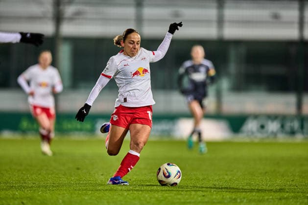 01.02.2026, GER, Frauenfußball, BL, 2025 2026, RB Leipzig - Eintracht Frankfurt Gina Chmielinski (10, RB Leipzig), Freisteller, Aktion, mit Ball Leipzig Trainingszentrum der Roten Bulle Sachsen Deutschland