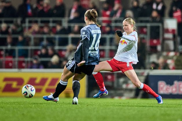 01.02.2026, GER, Frauenfußball, BL, 2025 2026, RB Leipzig - Eintracht Frankfurt Emilia Asgeirsdottir (8, RB Leipzig), Aktion, versucht Ball zu blocken, zu spät dran Leipzig Trainingszentrum der Roten Bulle Sachsen Deutschland