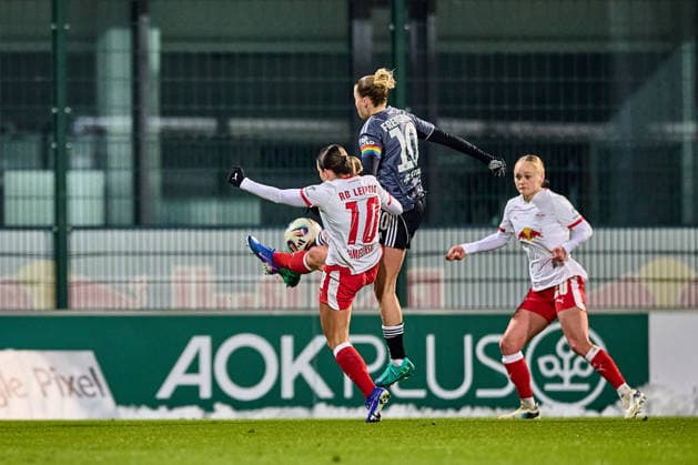 01.02.2026, GER, Frauenfußball, BL, 2025 2026, RB Leipzig - Eintracht Frankfurt Gina Chmielinski (10, RB Leipzig) und Laura Freigang (10, Eintracht Frankfurt) im Kampf um den Ball, Sprung Leipzig Trainingszentrum der Roten Bulle Sachsen Deutschland
