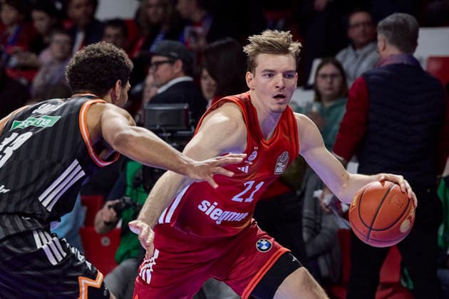 Deutsche Basketball Bundesliga (BBL), FC Bayern München Basketball vs RATIOPHARM ULM, München FC Bayern Basketball, ulm ratiopharm, 2026-02-01 in München (SAP Garden) HOLLATZ Justus (FC Bayern Basketball Point Guard (PG) Nr21-FCBB21), SMITH Mark (RATIOPHARM ULM Shooting Guard (SG) Nr13-ULM13) sportworld München SAP Garden Bayern Deutschland