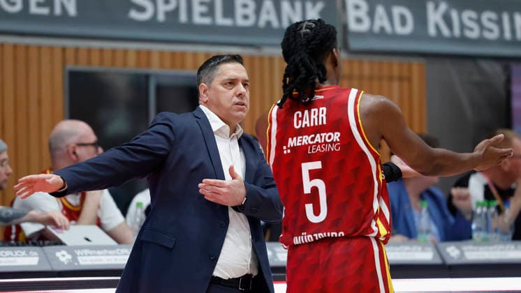 v. l. n. r.: Head-Coach Sasa Filipovski (Fitness First Wuerzburg Baskets) and Marcus Carr (Fitness First Wuerzburg Baskets, 5). 01.02.2026, Basketball, BBL, Fitness First Wuerzburg Baskets vs. BMA365 Bamberg Baskets, GER, Wuerzburg, Tectake Arena. Copyright: HMBxMedia xHeikoxBecker
