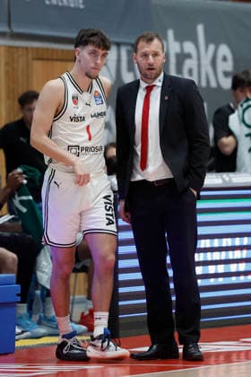 v. l. n. r.: Zachary Ensminger (Bamberg Baskets, 1) and Head-Coach Anton Gavel (Bamberg Baskets). 01.02.2026, Basketball, BBL, Fitness First Wuerzburg Baskets vs. BMA365 Bamberg Baskets, GER, Wuerzburg, Tectake Arena. Copyright: HMBxMedia xHeikoxBecker