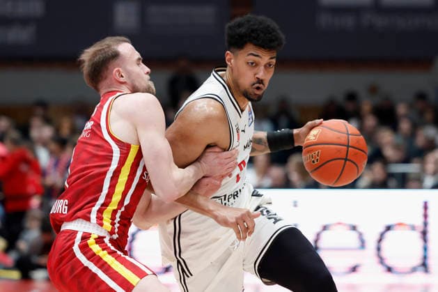 v. l. n. r.: Lukas Herzog (Fitness First Wuerzburg Baskets, 1) and Ibrahim Watson (Bamberg Baskets, 2). 01.02.2026, Basketball, BBL, Fitness First Wuerzburg Baskets vs. BMA365 Bamberg Baskets, GER, Wuerzburg, Tectake Arena. Copyright: HMBxMedia xHeikoxBecker