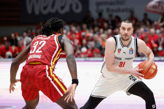 v. l. n. r.: Charles Thompson (Fitness First Wuerzburg Baskets, 32) and Daniel Keppeler (Bamberg Baskets, 31). 01.02.2026, Basketball, BBL, Fitness First Wuerzburg Baskets vs. BMA365 Bamberg Baskets, GER, Wuerzburg, Tectake Arena. Copyright: HMBxMedia xHeikoxBecker