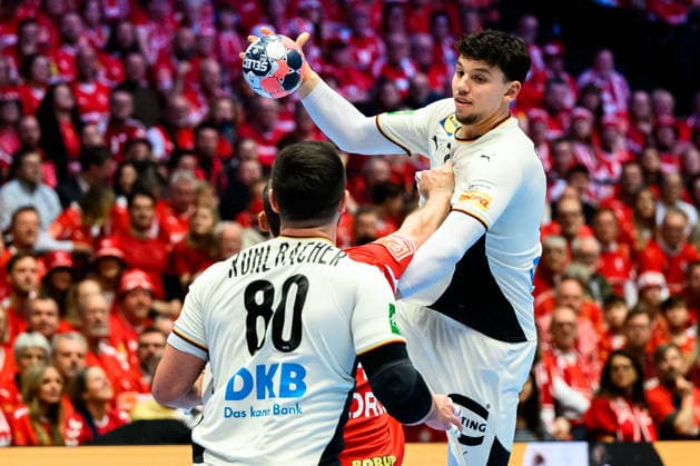 Herning: Handball EM 2026 - Finale - Daenemark - Deutschland Marko Grgic (Deutschland) mit dem Pass auf Jannik Kohlbacher (Deutschland), dazwischen Daenemarks Mathias Gidsel Herning Jyske Bank Boxen Daenemark