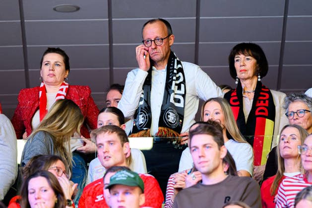 Herning: Handball EM 2026 - Finale - Daenemark - Deutschland Bundeskanzler Friedrich Merz Herning Jyske Bank Boxen Daenemark