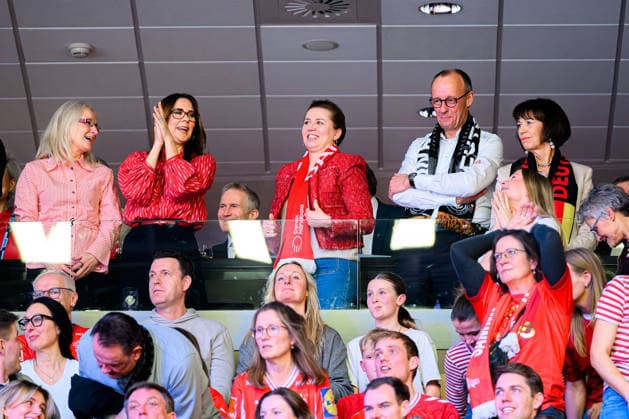 Herning: Handball EM 2026 - Finale - Daenemark - Deutschland v.li. Königin Mary Elizabeth von Dänemark, Ministerpräsidentin Mette Frederiksen, Bundeskanzler Friedrich Merz Herning Jyske Bank Boxen Daenemark