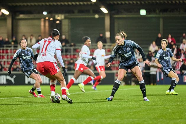 01.02.2026, GER, Frauenfußball, BL, 2025 2026, RB Leipzig - Eintracht Frankfurt Lisa Baum (11, RB Leipzig), Aktion, arbeitet sich in den Strafraum Leipzig Trainingszentrum der Roten Bulle Sachsen Deutschland