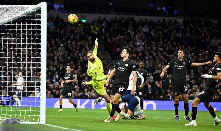 Spurs vs Man City, Premier League GOAL Gianluigi Donnarumma of Manchester City fails to stop Dominic Solanke of Tottenham Hotspur as he scores scores his sides second goal during the Spurs vs Manchester City, Premier League match at the Tottenham Hotspur Stadium London. London Tottenham Hotspur Stadium UK Copyright: xMartinxDaltonx Spurs_vs_ManCity_010226_MD_033