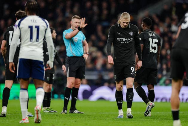 Premier League 2025 26 Tottenham Hotspur v Manchester City Tottenham Hotspur Stadium 01.02.2026 Erling Haaland of Manchester City and Referee Robert Jones Premier League 2025 26 Tottenham Hotspur v Manchester City Tottenham Hotspur Stadium 01.02.2026 Photograph By Marc Aspland The Times  Copyright: xMarcxAsplandx NINTCHDBPICT001055809923