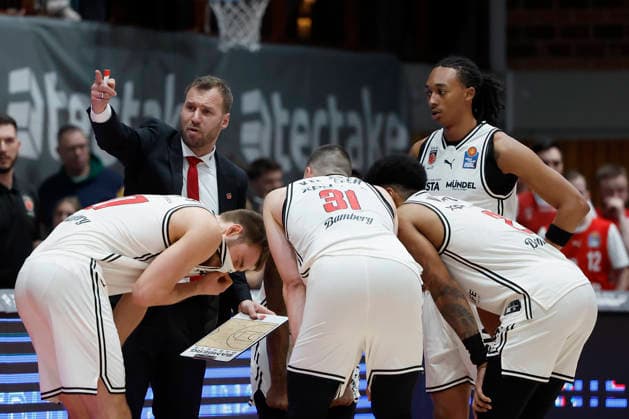 v. l. n. r.: Auszeit mit Head-Coach Anton Gavel (Bamberg Baskets). 01.02.2026, Basketball, BBL, Fitness First Wuerzburg Baskets vs. BMA365 Bamberg Baskets, GER, Wuerzburg, Tectake Arena. Copyright: HMBxMedia xHeikoxBecker