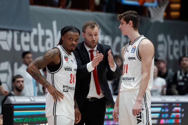 v. l. n. r.: Cobe Williams (Bamberg Baskets, 24), Head-Coach Anton Gavel (Bamberg Baskets) and Richard Balint (Bamberg Baskets, 11). 01.02.2026, Basketball, BBL, Fitness First Wuerzburg Baskets vs. BMA365 Bamberg Baskets, GER, Wuerzburg, Tectake Arena. Copyright: HMBxMedia xHeikoxBecker