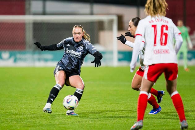 01.02.2026, xomx, Fussball Google Pixel Frauen-Bundesliga, RB Leipzig - Eintracht Frankfurt v.l. Lisanne Gräwe (Eintracht Frankfurt) am Ball (DFL DFB REGULATIONS PROHIBIT ANY USE OF PHOTOGRAPHS as IMAGE SEQUENCES and or QUASI-VIDEO) Leipzig