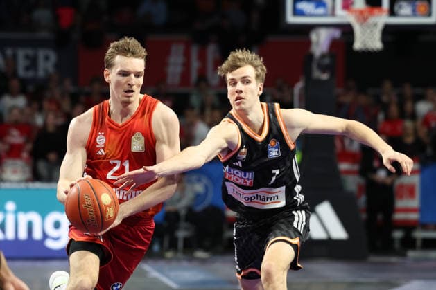 Justuz Hollatz (FC Bayern Basketball, 21) mit Tobias Jensen (ratiopharm Ulm, 07), GER, FC Bayern Basketball vs. ratiopharm Ulm, Basketball, easycredit Basketball Bundesliga, 18. Spieltag, Saison 2025 2026, 01.02.2026, GER, FC Bayern Basketball vs. ratiopharm Ulm, Basketball, easycredit Basketball Bundesliga, 18. Spieltag, Saison 2025 2026, 01.02.2026 Muenchen Copyright: xEibner-Pressefoto JennixMaulx EP_JML