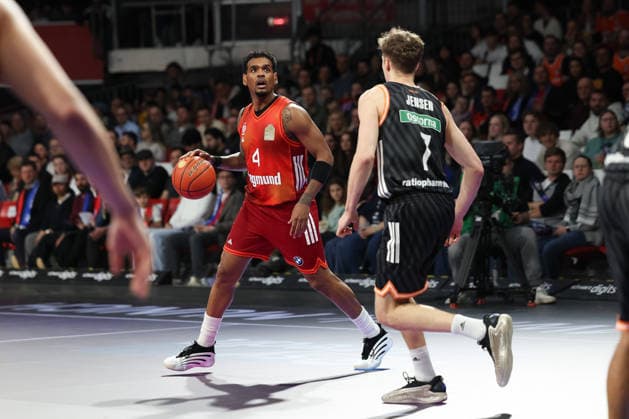 Xavier Rathan-Mayes (FC Bayern Basketball, 04) mit Tobias Jensen (ratiopharm Ulm, 07), GER, FC Bayern Basketball vs. ratiopharm Ulm, Basketball, easycredit Basketball Bundesliga, 18. Spieltag, Saison 2025 2026, 01.02.2026, GER, FC Bayern Basketball vs. ratiopharm Ulm, Basketball, easycredit Basketball Bundesliga, 18. Spieltag, Saison 2025 2026, 01.02.2026 Muenchen Copyright: xEibner-Pressefoto JennixMaulx EP_JML
