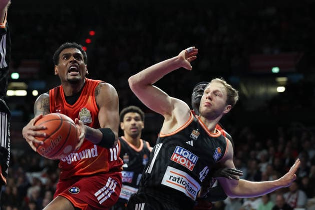 Xavier Rathan-Mayes (FC Bayern Basketball, 04) mit Christinan Sengfelder (ratiopharm Ulm, 43), GER, FC Bayern Basketball vs. ratiopharm Ulm, Basketball, easycredit Basketball Bundesliga, 18. Spieltag, Saison 2025 2026, 01.02.2026, GER, FC Bayern Basketball vs. ratiopharm Ulm, Basketball, easycredit Basketball Bundesliga, 18. Spieltag, Saison 2025 2026, 01.02.2026 Muenchen Copyright: xEibner-Pressefoto JennixMaulx EP_JML