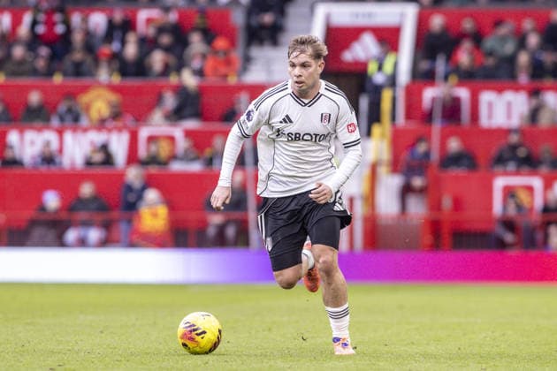 MANCHESTER, ENGLAND - FEBRUARY 01: Emile Smith Rowe of Fulham controls the ball during a Premier League 2026 match between Manchester United, ManU and Fulham at Old Trafford on February 1st, 2026 in Manchester, England. (Photo by Richard Callis Sports Press Photo) Copyright: xRichardxCallis SportsxPressxPhotx Sportspressphoto_SPR87801