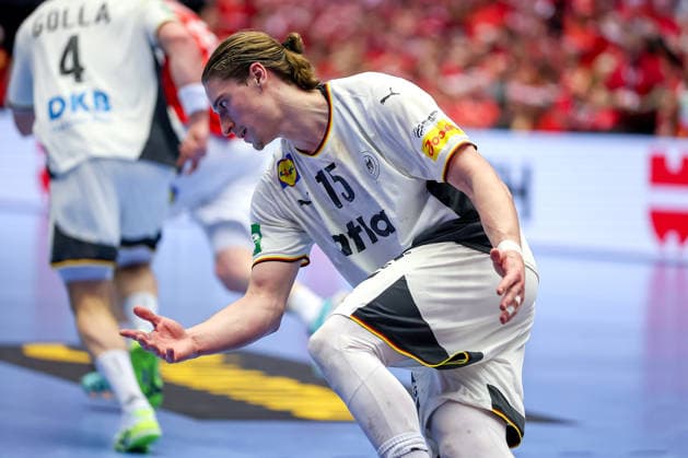 01.02.2026, Handball, Men s EHF EURO 2026, Deutschland - Dänemark, Jyske Bank Boxen in Herning, Final: Juri Knorr (Germany 15) gestikulierend auf dem Spielfeld enttäuscht Enttäuschung Dänemark
