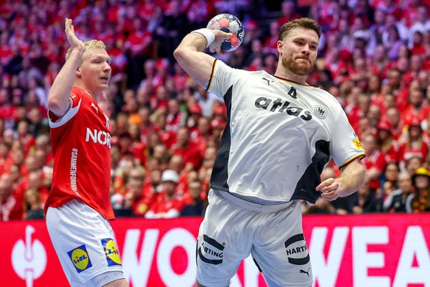 01.02.2026, Handball, Men s EHF EURO 2026, Deutschland - Dänemark, Jyske Bank Boxen in Herning, Final: Johannes Golla (Germany 04) wirft den Ball auf das Tor Dänemark