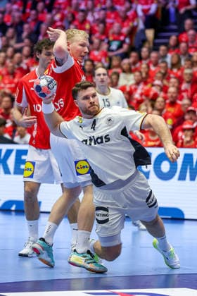01.02.2026, Handball, Men s EHF EURO 2026, Deutschland - Dänemark, Jyske Bank Boxen in Herning, Final: Johannes Golla (Germany 04) wirft den Ball auf das Tor Dänemark