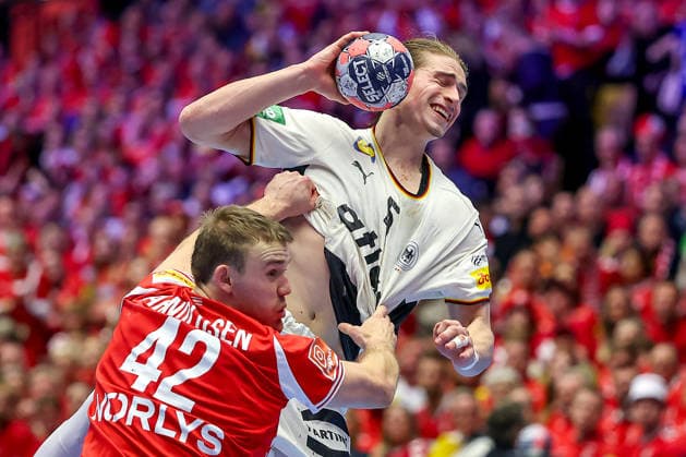 01.02.2026, Handball, Men s EHF EURO 2026, Deutschland - Dänemark, Jyske Bank Boxen in Herning, Final: Juri Knorr (Germany 15) im Zweikampf gegen Thomas Sommer Arnoldsen (Denmark 42) Dänemark *** 01 02 2026, Handball, Men s EHF EURO 2026, Germany Denmark, Jyske Bank Boxing in Herning, Final Juri Knorr Germany 15 in duel against Thomas Sommer Arnoldsen Denmark 42 Denmark