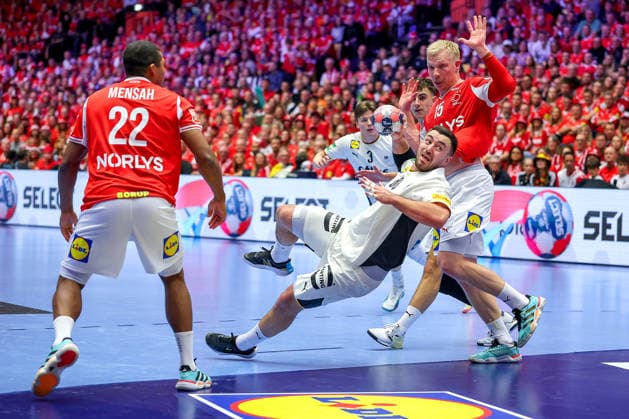 01.02.2026, Handball, Men s EHF EURO 2026, Deutschland - Dänemark, Jyske Bank Boxen in Herning, Final: Jannik Kohlbacher (Germany 80) wirft den Ball auf das Tor gegen Mads Mensah Larsen (Denmark 22) Magnus Saugstrup Jensen (Denmark 15) Dänemark
