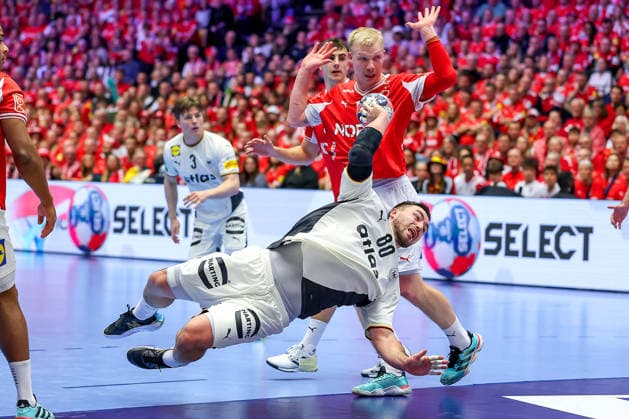 01.02.2026, Handball, Men s EHF EURO 2026, Deutschland - Dänemark, Jyske Bank Boxen in Herning, Final: Jannik Kohlbacher (Germany 80) wirft den Ball auf das Tor gegen Mads Mensah Larsen (Denmark 22) Magnus Saugstrup Jensen (Denmark 15) Dänemark