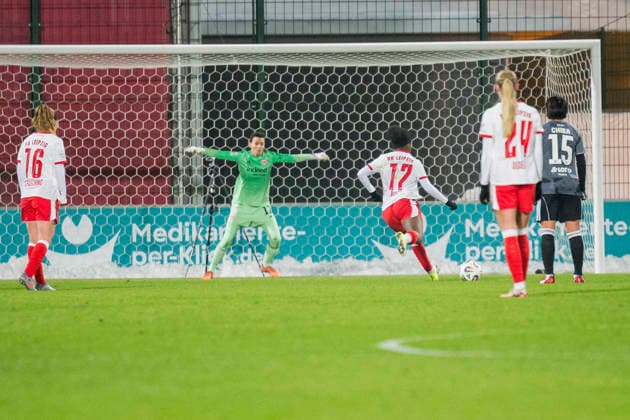 01.02.2026, xomx, Fussball Google Pixel Frauen-Bundesliga, RB Leipzig - Eintracht Frankfurt v.l. Strafstoss RBL. Delice Boboy (RasenBallsport Leipzig), doch Lina Altenburg (Eintracht Frankfurt) haelt (DFL DFB REGULATIONS PROHIBIT ANY USE OF PHOTOGRAPHS as IMAGE SEQUENCES and or QUASI-VIDEO) Leipzig