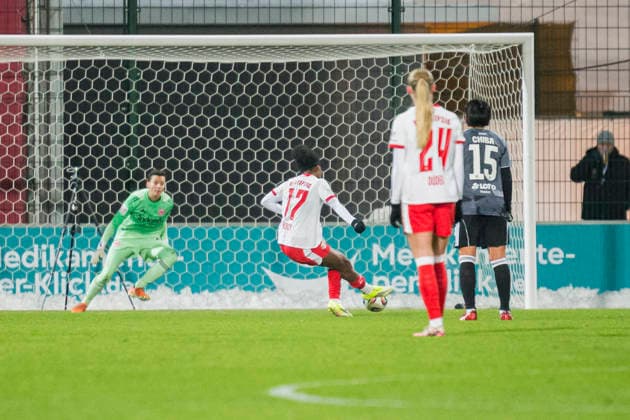 01.02.2026, xomx, Fussball Google Pixel Frauen-Bundesliga, RB Leipzig - Eintracht Frankfurt v.l. Strafstoss RBL. Delice Boboy (RasenBallsport Leipzig), doch Lina Altenburg (Eintracht Frankfurt) haelt (DFL DFB REGULATIONS PROHIBIT ANY USE OF PHOTOGRAPHS as IMAGE SEQUENCES and or QUASI-VIDEO) Leipzig