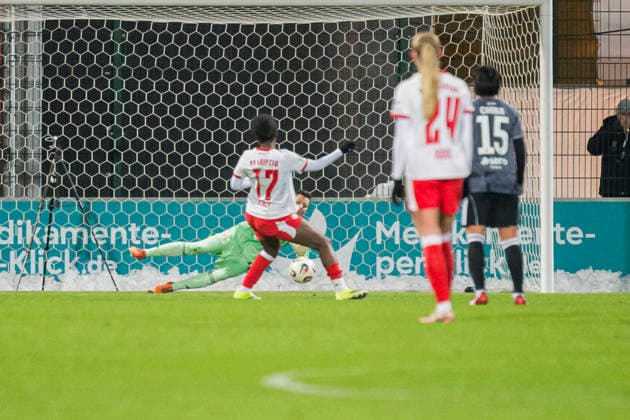 01.02.2026, xomx, Fussball Google Pixel Frauen-Bundesliga, RB Leipzig - Eintracht Frankfurt v.l. Strafstoss RBL. Delice Boboy (RasenBallsport Leipzig), doch Lina Altenburg (Eintracht Frankfurt) haelt (DFL DFB REGULATIONS PROHIBIT ANY USE OF PHOTOGRAPHS as IMAGE SEQUENCES and or QUASI-VIDEO) Leipzig