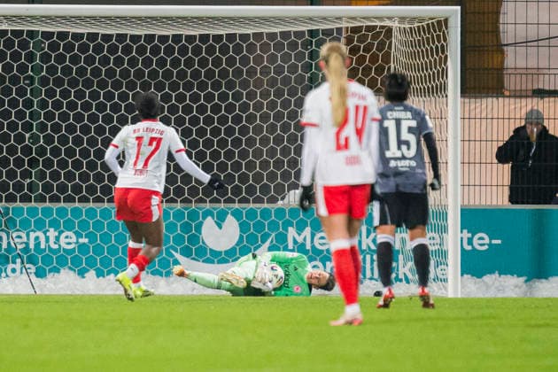 01.02.2026, xomx, Fussball Google Pixel Frauen-Bundesliga, RB Leipzig - Eintracht Frankfurt v.l. Strafstoss RBL. Delice Boboy (RasenBallsport Leipzig), doch Lina Altenburg (Eintracht Frankfurt) haelt (DFL DFB REGULATIONS PROHIBIT ANY USE OF PHOTOGRAPHS as IMAGE SEQUENCES and or QUASI-VIDEO) Leipzig