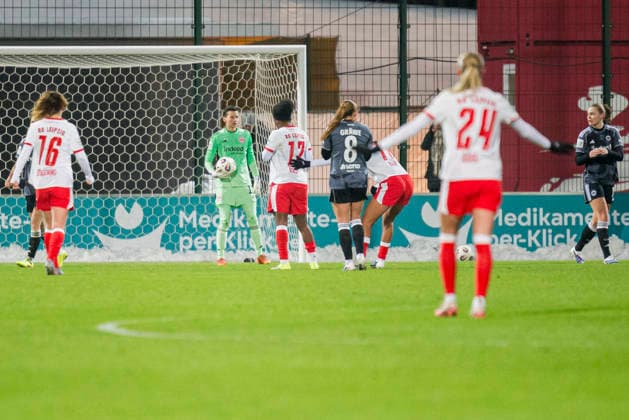 01.02.2026, xomx, Fussball Google Pixel Frauen-Bundesliga, RB Leipzig - Eintracht Frankfurt v.l. Strafstoss RBL. Delice Boboy (RasenBallsport Leipzig), doch Lina Altenburg (Eintracht Frankfurt) haelt (DFL DFB REGULATIONS PROHIBIT ANY USE OF PHOTOGRAPHS as IMAGE SEQUENCES and or QUASI-VIDEO) Leipzig