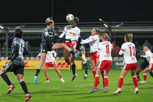 Google Pixel Frauen-Bundesliga, RB Leipzig - Eintracht Frankfurt; 01.02.2026 Delice Boboy (17, RB Leipzig) klärt per Kopf vor Laura Freigang (10, Eintracht Frankfurt). Fußball, Google Pixel Frauen-Bundesliga, Saison 2025 2026, 16. Spieltag: RB Leipzig vs. SG Eintracht Frankfurt am 01.02.2026, Trainingszentrum Cottaweg, Leipzig. DFB REGULATIONS PROHIBIT ANY USE OF PHOTOGRAPHS AS IMAGE SEQUENCES AND OR QUASI-VIDEO. Copyright: xBEAUTIFULxSPORTS JanxKaeferx