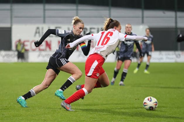 Google Pixel Frauen-Bundesliga, RB Leipzig - Eintracht Frankfurt; 01.02.2026 Laura Freigang (10, Eintracht Frankfurt) gegen Annabel Schasching (16, RB Leipzig). Fußball, Google Pixel Frauen-Bundesliga, Saison 2025 2026, 16. Spieltag: RB Leipzig vs. SG Eintracht Frankfurt am 01.02.2026, Trainingszentrum Cottaweg, Leipzig. DFB REGULATIONS PROHIBIT ANY USE OF PHOTOGRAPHS AS IMAGE SEQUENCES AND OR QUASI-VIDEO. Copyright: xBEAUTIFULxSPORTS JanxKaeferx