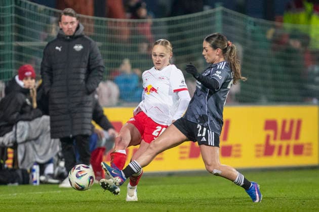 GER, Leipzig, Fußball, Google Pixel Frauen Bundesliga, 16. Spieltag, RB Leipzig vs. Eintracht Frankfurt im Bild v.l.: Victoria Krug (RB Leipzig 20), Ereleta Memeti (Eintracht Frankfurt 27), Zweikampf, 01.02.2025, RB Leipzig Training Akademie Cottaweg Leipzig DFB REGULATIONS PROHIBIT ANY USE OF PHOTOGRAPHS AS IMAGE SEQUENCES AND OR QUASI-VIDEO, Copyright: HMBxMedia PaulxFritz