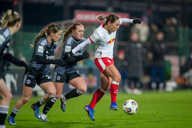 GER, Leipzig, Fußball, Google Pixel Frauen Bundesliga, 16. Spieltag, RB Leipzig vs. Eintracht Frankfurt im Bild v.l.: Lisanne Graewe (Eintracht Frankfurt 08), Gina Chmielinski (RB Leipzig 10), Zweikampf, 01.02.2025, RB Leipzig Training Akademie Cottaweg Leipzig DFB REGULATIONS PROHIBIT ANY USE OF PHOTOGRAPHS AS IMAGE SEQUENCES AND OR QUASI-VIDEO, Copyright: HMBxMedia PaulxFritz