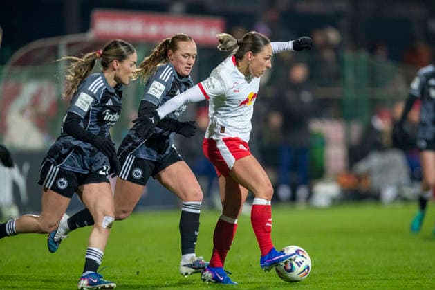 GER, Leipzig, Fußball, Google Pixel Frauen Bundesliga, 16. Spieltag, RB Leipzig vs. Eintracht Frankfurt im Bild v.l.: Lisanne Graewe (Eintracht Frankfurt 08), Gina Chmielinski (RB Leipzig 10), Zweikampf, 01.02.2025, RB Leipzig Training Akademie Cottaweg Leipzig DFB REGULATIONS PROHIBIT ANY USE OF PHOTOGRAPHS AS IMAGE SEQUENCES AND OR QUASI-VIDEO, Copyright: HMBxMedia PaulxFritz